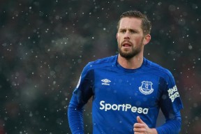 巴萨3-3与布鲁日战平，防守问题暴露无遗，出线形势不明，巴萨3比2