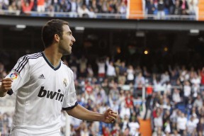 中超球票价格调整吸引更多家庭观众走进球场，中超足球票