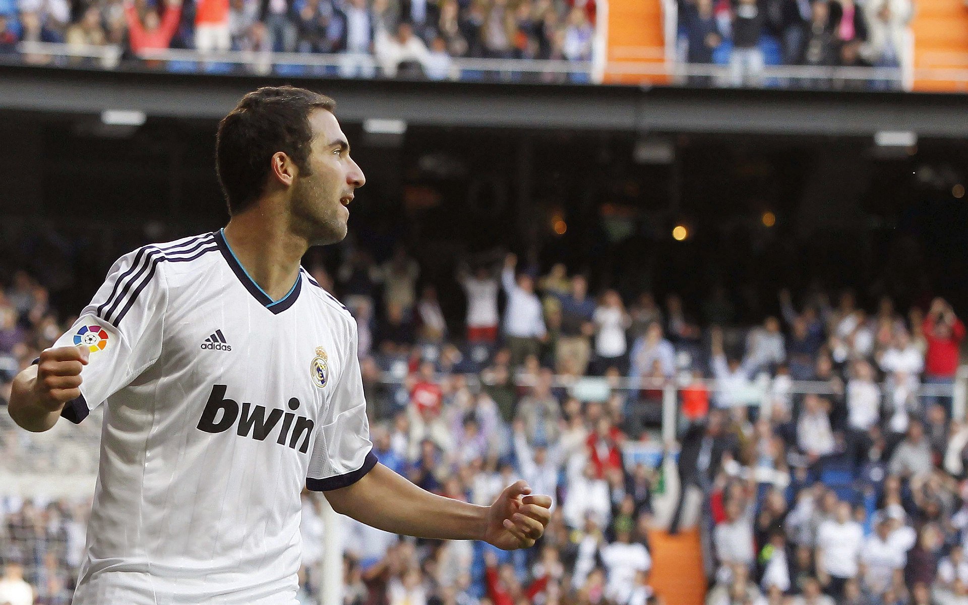 中超球票价格调整吸引更多家庭观众走进球场，中超足球票